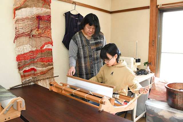 古い物を生まれ変わらせる楽しさを神奈川で学ぶ手織り教室